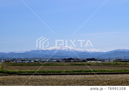 石川県　加賀平野から臨む白山 76991108