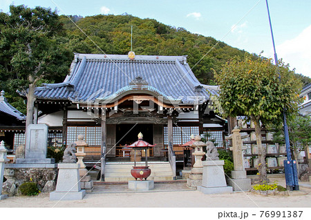 甲山の南側の山麓に位置する甲山大師神呪寺の本殿 国旗掲揚柱を入れて真正面から撮影 甲山の南側の山麓に位置する甲山大師神呪寺の本殿 国旗掲揚柱を入れて真正面から撮影 76991387