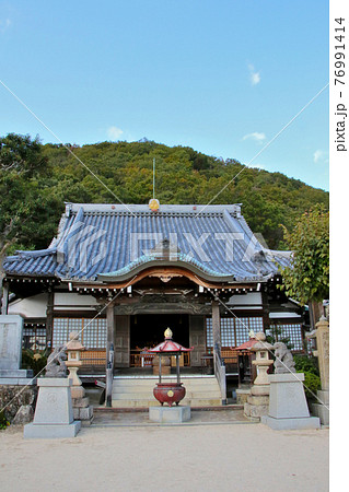 甲山の南側の山麓に位置する甲山大師神呪寺の本殿 真正面から撮影 縦位置 甲山の南側の山麓に位置する甲山大師神呪寺の本殿 真正面から撮影 縦位置 76991414