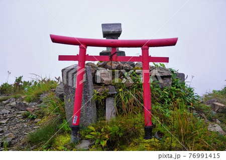 中ノ岳山頂の鳥居 中ノ岳山頂の鳥居 76991415