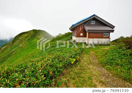 中ノ岳避難小屋と山頂 76991530