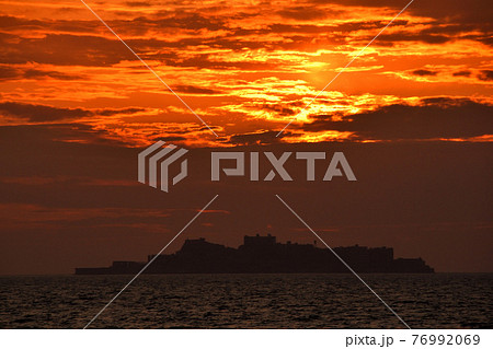 軍艦島の夕景 76992069