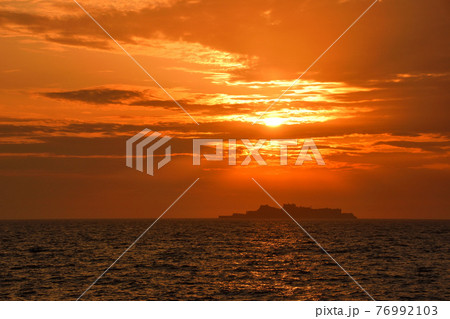 軍艦島の夕景 76992103