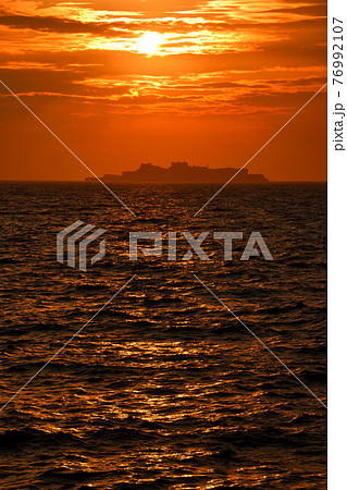 軍艦島の夕景 76992107