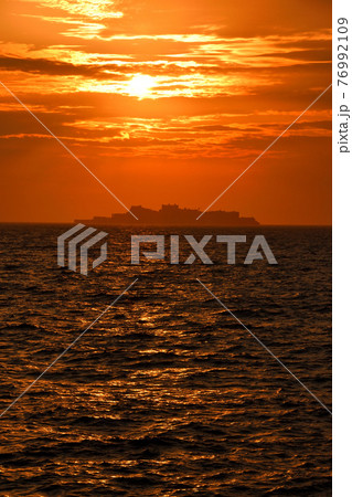 軍艦島の夕景 76992109