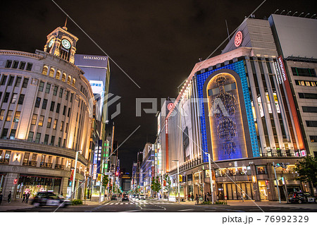 日本の東京都市景観 3度目の宣言初日。20時前とあって街明かりはいつもと変わらない＝4月25日 76992329