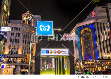 日本の東京都市景観 3度目の宣言初日。20時前とあって街明かりはいつもと変わらない＝4月25日 76992330