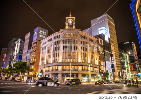 日本の東京都市景観 3度目の宣言初日。20時前とあって街明かりはいつもと変わらない＝4月25日 76992349