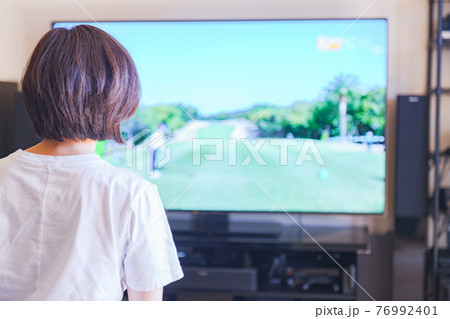 テレビを見る中年女性 76992401