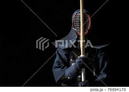 Portrait of kendo fighter 76994170