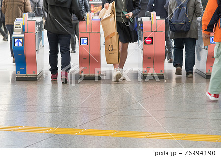【小田急線　混雑する小田原駅の自動改札】 76994190