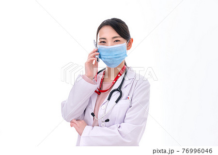 電話をする若い女性医師 76996046