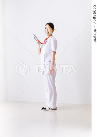 急患の連絡を受ける看護師 急患の連絡を受ける看護師 76996055