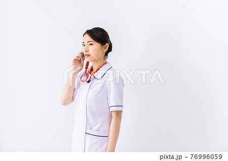 急患の連絡を受ける看護師 76996059