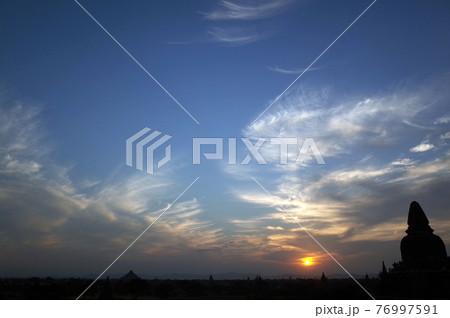 ミャンマー、オールドバガンの夕景、パゴダ群 ミャンマー、オールドバガンの夕景、パゴダ群 76997591
