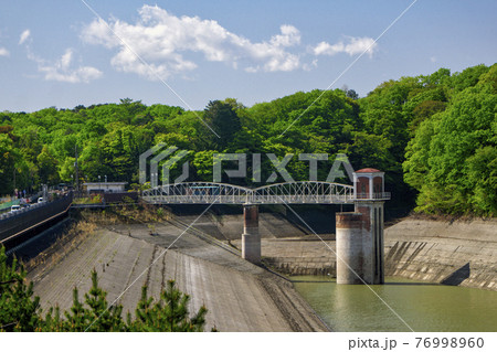 渇水の新緑の村山上貯水池の取水塔 東京の水がめの多摩湖 渇水の新緑の村山上貯水池の取水塔 東京の水がめの多摩湖 76998960