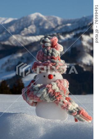 雪だるま　雪原と雪山と青空の背景 76999491