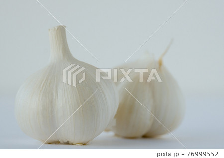 【野菜】ニンニク・2個を横から撮影 76999552