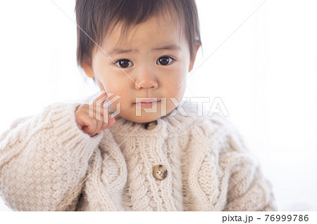 2歳の可愛い女の子の写真素材