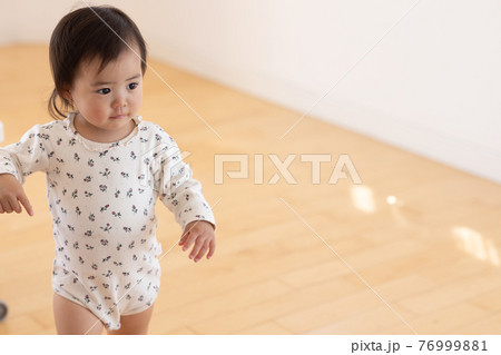 2歳の可愛い女の子の写真素材