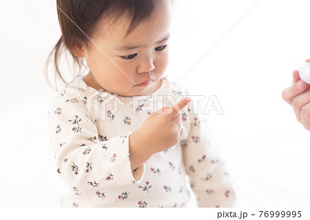 保湿クリームをぬる子供 76999995