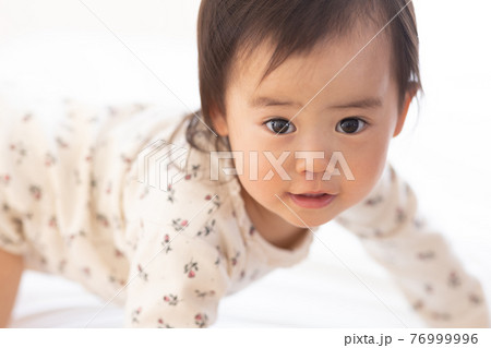 保湿クリームをぬる子供 76999996