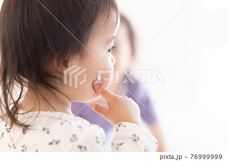 保湿クリームをぬる子供 76999999