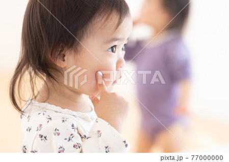 保湿クリームをぬる子供 77000000