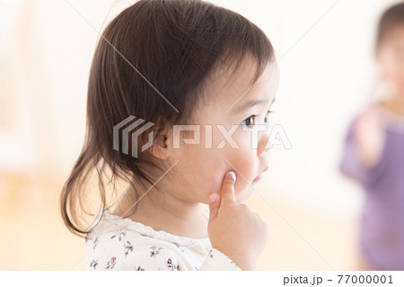 保湿クリームをぬる子供 77000001
