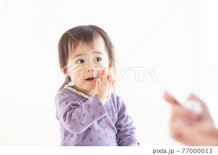 子供に保湿クリームをつけるママ 77000013