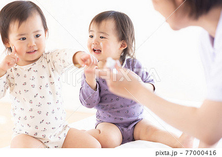 保湿クリームをつけるママと幼児 保湿クリームをつけるママと幼児 77000416