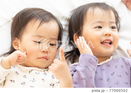 保湿クリームをつけるママと幼児 保湿クリームをつけるママと幼児 77000502