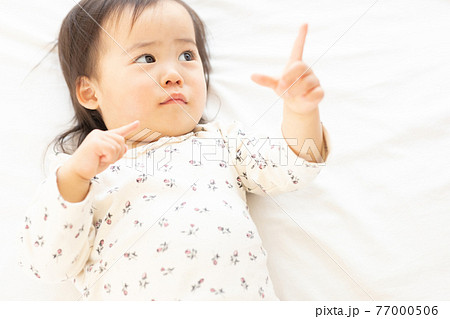 保湿クリームをつけるママと幼児 77000506