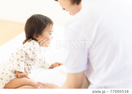 保湿クリームをつけるママと幼児 77000538