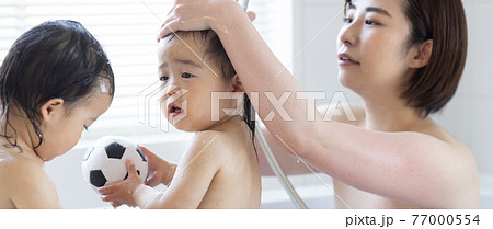 双子の幼児とお風呂に入るママ 双子の幼児とお風呂に入るママ 77000554