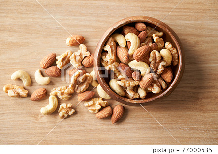 木の器に盛られたミックスナッツ 77000635