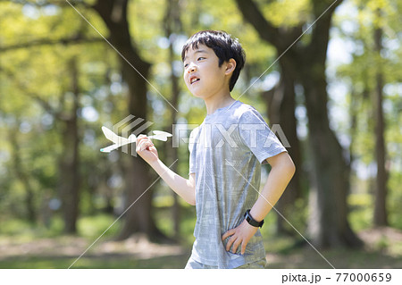紙飛行機で遊ぶ子供 77000659
