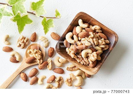 木の器に盛られたミックスナッツ 77000743