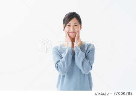 20代　女性　白背景　上半身 77000788