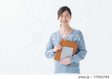 20代　女性　白背景　上半身 77000789