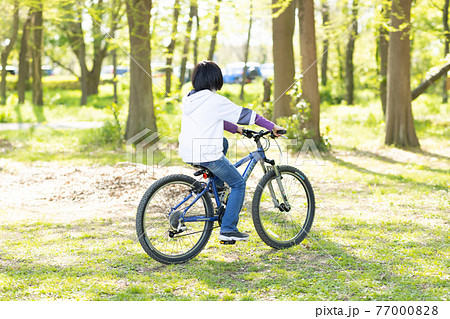マウンテンバイクに乗る子供 マウンテンバイクに乗る子供 77000828