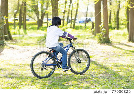 マウンテンバイクに乗る子供 77000829