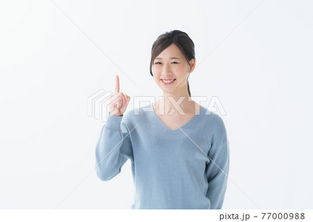 女性 20代 白背景 上半身 女性 20代 白背景 上半身 77000988