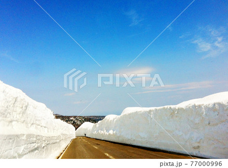 まだ寒い東北の雪道 77000996