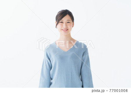 女性　20代　白背景　上半身 77001008