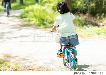 自転車を楽しむ幼児 77001014