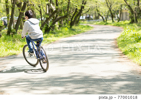 マウンテンバイクに乗る男の子 77001018