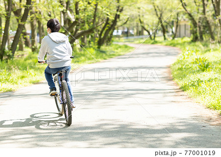 マウンテンバイクに乗る男の子 77001019