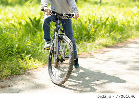 マウンテンバイクに乗る男の子 77001046