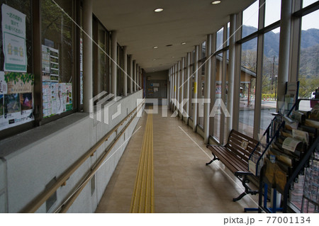 湯西川温泉駅の道の駅との連絡通路 湯西川温泉駅の道の駅との連絡通路 77001134
